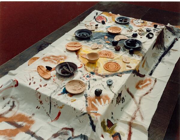 Ein gedeckter Tisch mit vielen Farben. Ein Kunstwerk von der Knstlerin Ute Best.