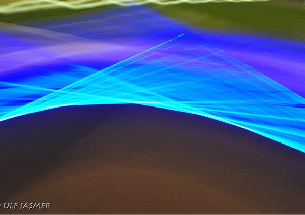 EIn Foto mit hellblauen Strahlen oben und einer dunklen Fläche unten. Das Foto hat Ulf Jasmer gemacht.