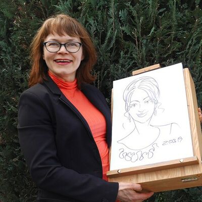 Antonina Mohrdieck, auf der Fotografie ist Antonina Mordieck mit einem ihrer schnell gezeichneten Portraits zu sehen.