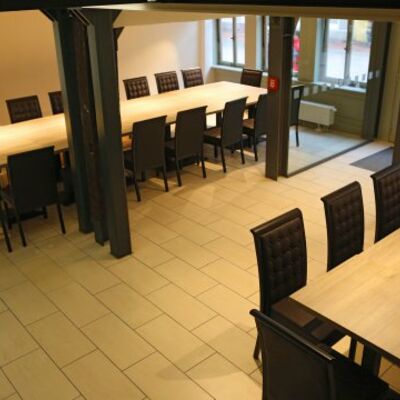 Viele Tische und Stühle stehen im Veranstaltungszentrum Peiner Schwan.