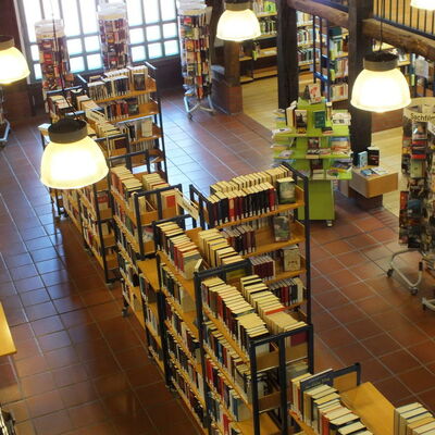 In den Regalen der Stadtbücherei Peine, die hier zu sehen sind, finden sich viele wertvolle Bücher.