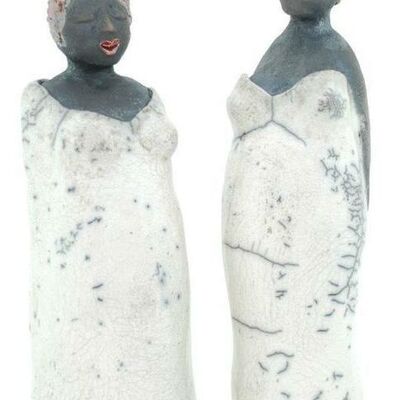 Zwei dunkle Frauen aus Keramik mit weißen Kleidern. SIe wurden gestaltet von Sigrid Theißen.