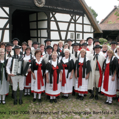 Wie viele den folklorisitischen Tänzen fröhnen kann die Volkstanz- und Trachtengruppe Bortfeld e.V. unter Beweis stellen. Hier steht sie für ein Gruppenfoto bereit.