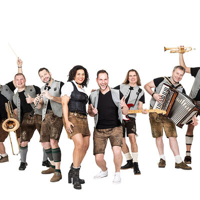 Die 8-köpfige Band "Die Bayern-Stürmer" in einer Gruppenaufstellung