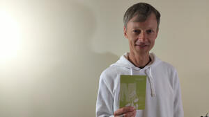 Hier ist die Kontaktstelle Musik, Alexander Liersch mit einer Postkarte fotografiert worden.