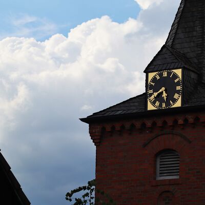 Das Bild zeigt eine Kirchturmuhr in Solschen in der Gemeinde Ilsede.