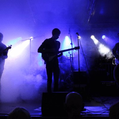 Die Band Berengar in blaues Licht auf einer Bühne gehüllt.