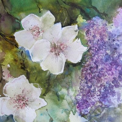 Helga Brukner, Titel des Bildes Gartenblumen. Zu sehen sind helle Blüten und fliederbarbene Knospen.