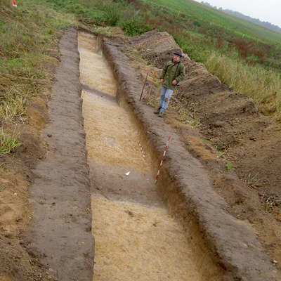 Der Archäologe Thomas Budde steht auf einer seiner Ausgrabungsstätten.
