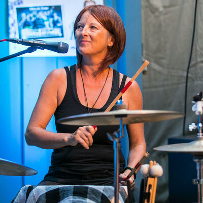 Die Schlagzeugspielerin der Band Fingerfarben: Heike Gabele.