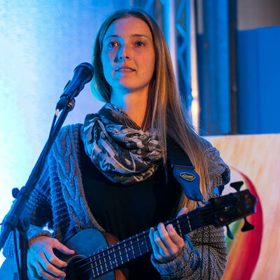 Die Bassspielerin Mareike Gabele der Musikgruppe Fingerfarben.