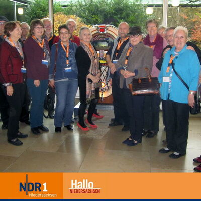Eine Gruppe von Menschen stehen in Hannover im Radiosender NDR1.