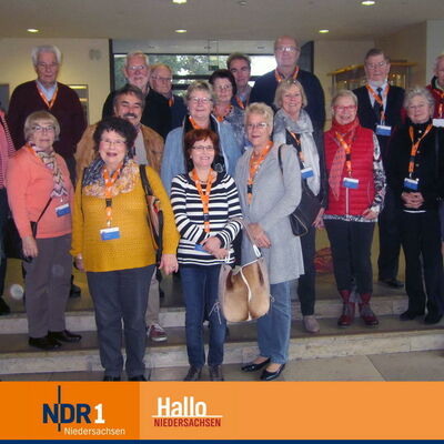 Einige Mitglieder des Vereins Lebendiges Kreismuseum Peine e.V. besuchen auf dem Bild den Radiosender NDR1.