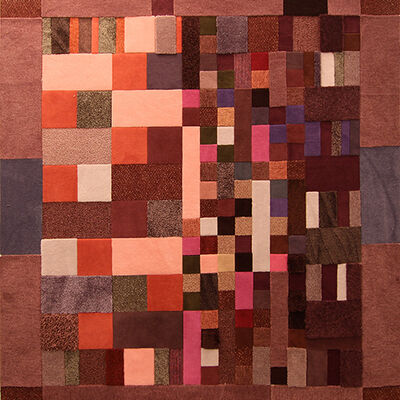 Fritz Lutz, Titel des Bildes: Teppich 13. Ein großer Teppich mit vielen rotfarbenen Quadraten ist auf der Fotografie zu sehen.