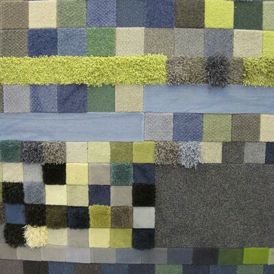 Fritz Lutz, der Titel des Bildes: Teppich. Ein aus blauen, grünen und schwarzen Quadratischen Elementen gemachter Teppich ist zu sehen.