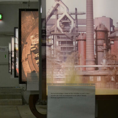 Bei aufgebauter Ausstellung in der Umformerstation in Ilsede werden viele Informationstafeln präsentiert. Diese sieht man auf der Fotografie.