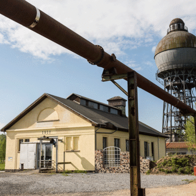 Die Fotografie zeigt die Umformerstation in Ilsede und im Hintergrund den Kugelwasserturm.