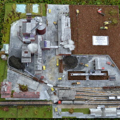 Dieses Modell zeigt ein Fabrikgelände einer Zuckerfabrik aus der Vogelperspektive: Es ist in der Heimatstube Hohenhameln zu finden.