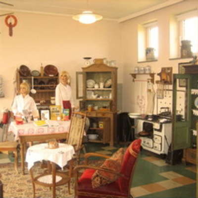 Diese Küchenzeile beinhaltet viel Essgeschirr und einen Herd zum Kochen von 1900. Diese Küchenzeile kann in der Heimatstube Münstedt betrachtet werden.