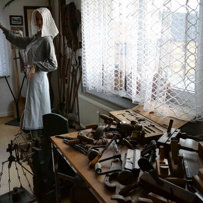 Diese Fotografie zeigt einen Blick in ein Zimmer welches viele Objekte aus verschiedenen Epochen vereint. Es ist in der Heimatstube Oberg zu bewundern.