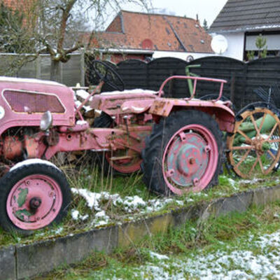 Auf der Fotografie ist ein alter Trecker abgebildet. Diser findet sich in auf dem Grundstück in der Rumpelkammer in Vöhrum.