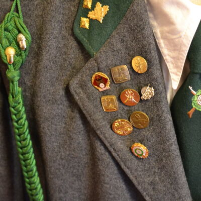 Diese Jacke, welche von mehreren Schützenveranstatlungen zeugt, kann in der Heimatstube Vöhrum betrachtet werden.