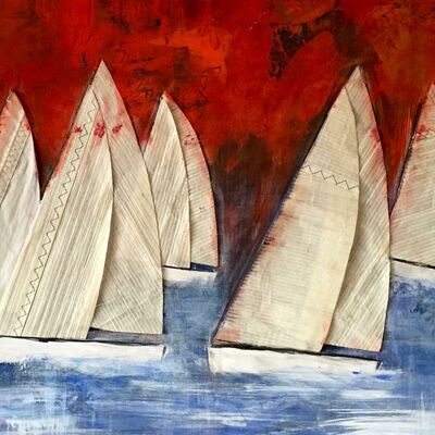 Cordula Heimburg, der Titel des Bildes ist: Regatta mit Segel. Auf dem Bild sind mehrere weiße Segelboote auf blau gemaltem Wasser vor rotem Hintergrund abgebildet.