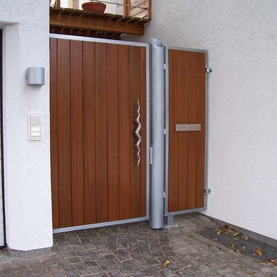 Matthias Hinsenhofen, eine Eingangstür zu einem Innenhof. Das Tor ist mit Metallbeschlägen versehen.