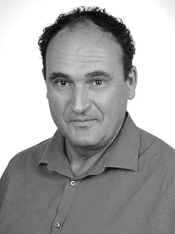 Der Metallkünstler Matthias Hinsenhofen auf einer Schwarz-weiß Fotografie.