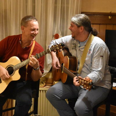 Das Gitarrenduo "Hoolit" auf einem Konzert mit zwei Gitarren.