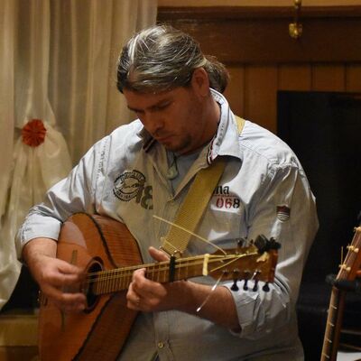 Der Musiker Bion Tore Wagener an der Irish Bouzouki, eine irische Gitarre.