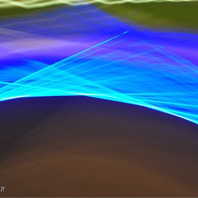 EIn Foto mit hellblauen Strahlen oben und einer dunklen Fläche unten. Das Foto hat Ulf Jasmer gemacht.