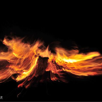 Eine schwarze Fotografie mit verschwommenen horizontalen Feuerspuren. Das Foto hat Ulf Jasmer gemacht.