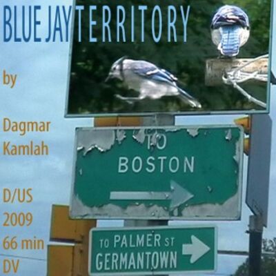 Dagmar Kamlah, der Titel des Plakats: Blue Jay Territory. Auf dem Filmplakat befinden sich drei Schilder. Auf dem unteren ist Germantown, auf dem mittleren ist Boston geschrieben und auf dem oberen ein fliegender Vogel zu sehen.