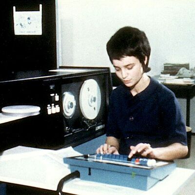 Dagmar Kamlah in einem Filmschneidestudio.