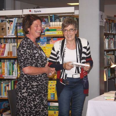 Hier sind zwei Frauen zu sehen, die auf einer Lesung sich bedanken. Das Bild kommt aus der Kreisbücherei Edemissen.