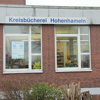 Auf dem Bild sind die Fenster der Kreisbcherei Hohenhameln abgebildet.