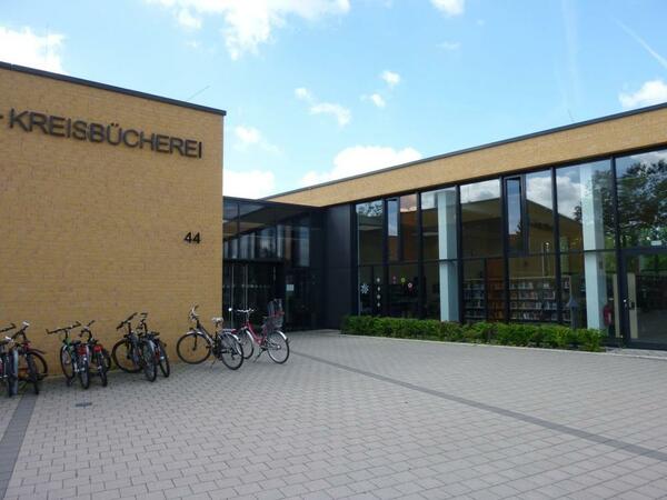 Die Kreeisbücherei Vechelde ist in der Realschule in Vechelde untergebracht. Der Haupteingang ist auf diesem Bild fotografiert worden.