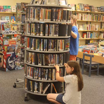 Viele Bücher und Medien gibt es in der Kreisbücherei Wendeburg. Diese sind Platzsparend auf rollenden Regalen untergebracht, wie auf diesem Bild betrachtet werden kann.