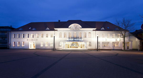 Die Peiner Festsälen sind ein großer weißer Bau in der Peiner Südstadt. Hier sind sie bei Nacht aufgenommen worden.