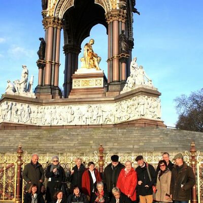 Mitglieder des Kulturvereins Hohenhameln vor einem Monument in London.