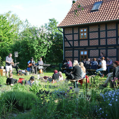 Kunsthof Mehrum: viele Besucher und Besucherinnen sind bei vielen Festen mit dabei. Diese sind hier unter anderem abgebildet.