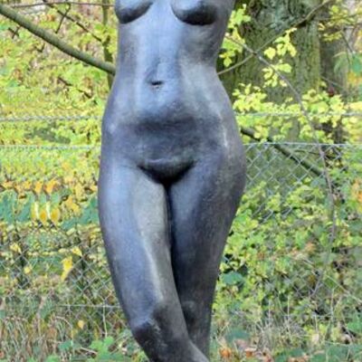 Holger Lassen, der Titel der Skulptur ist: Große Trumende. Eine Frau aus schwarzem Stein, hält ihre Arme offen über ihren Kopf.