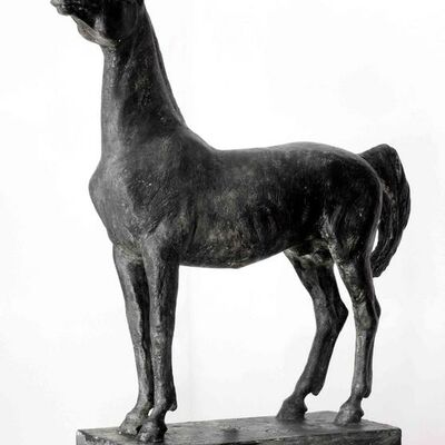 Holger Lassen, der Titel der Skulptur ist Chamion. Ein auf allen vier Hufen stehendes Pferd reckt seinen Kopf in die Höhe.
