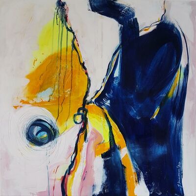 Jasmin Maavenian, der Titel des Bildes: Im Strudel der Zeit. Auf wandfarbenem Hintergrund sind gelbe und blaue Farben abgebildet die senkrecht und abstrakt nach unten fließen.