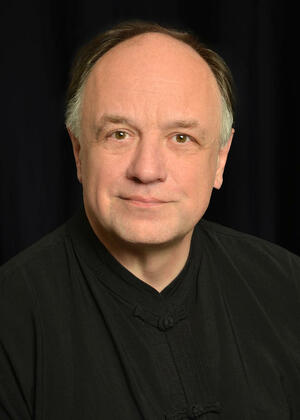 Ein Portraitfoto des Pianisten Hans-Dieter Meyer-Moortgat.