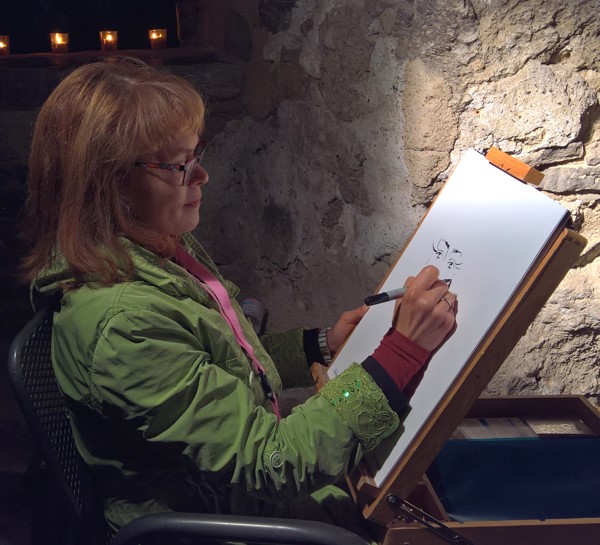 Antonina Mohrdieck, auf der Fotografie ist die Malerin Antonina Mohrdieck mit ihren Zeichenutensilien bei ihrer Arbeit abgebildet.