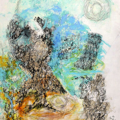 Anja Pauseback, der Titel des Bildes: Tanz vor Vergänglichkeit. Braune anmutende Baumstümpfe stehen auf einer grünen Wiese und die Sonne scheint am oberen rechten Bildrand.