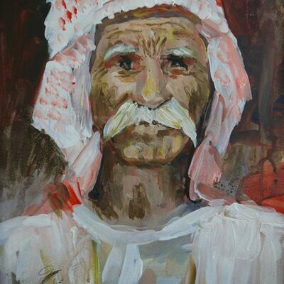 Hier ist ein älterer Herrn mit Schnauzbart und Kopfbedeckung sowie einem weißen Umhang zu sehen.Das Bild wurde von Musafer Qassim gemalt.
