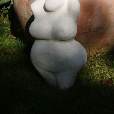 Diese Fotografie zeigt eine rundliche Skulptur von Anne Christine Reetz